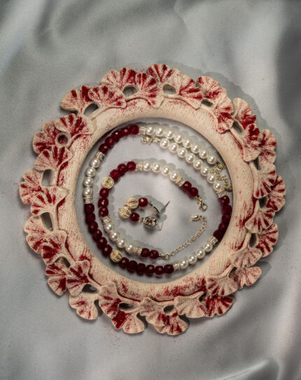 ست یاقوت سپید شوکا با ترکیب یاقوت زرشکی و مروارید سفید، جلوه‌ای عاشقانه و لوکس برای استایل‌های زنانه و مهمانی‌های خاص.