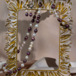 خرید ست مروارید طبیعی شوکا شامل گردنبند، دستبند و گوشواره با ترکیب مرواریدهای سفید، صورتی و کالباسی. ست ظریف و لوکس مناسب مهمانی و استایل کلاسیک.