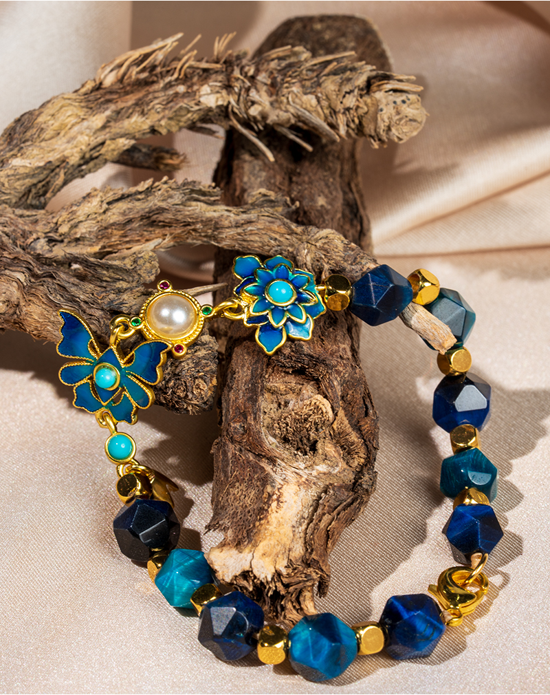 دستبند مهره ای سرمه ای با آویز پروانه دستبند مهره ای سرمه ای با آویز پروانه