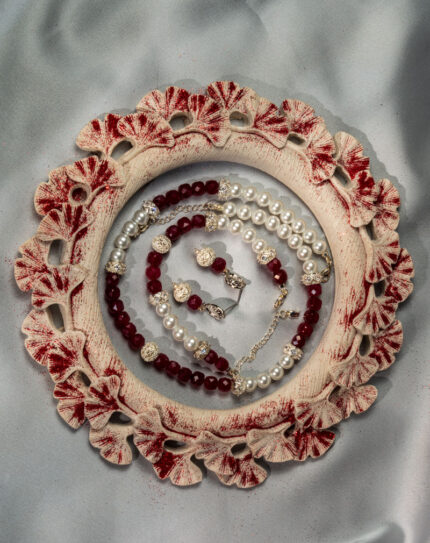 ست یاقوت سرخ برفی شوکا با ترکیب یاقوت قرمز و مروارید سفید، انتخابی لوکس و رمانتیک برای استایل‌های زنانه و مراسم رسمی.