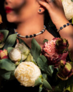 ست زیورآلات زنانه شوکا شامل گردنبند، دستبند و گوشواره با سنگ سودالیت طبیعی و مروارید نقره‌ای. طراحی لوکس با ترکیب رنگ آبی و سرمه‌ای مناسب استایل‌های شیک.