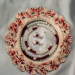 ست یاقوت مهتابی شوکا با ترکیب یاقوت قرمز طبیعی و مروارید سفید، انتخابی لوکس، رمانتیک و مناسب مجالس رسمی و هدایا است.