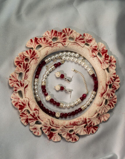 ست یاقوت مهتابی شوکا با ترکیب یاقوت قرمز طبیعی و مروارید سفید، انتخابی لوکس، رمانتیک و مناسب مجالس رسمی و هدایا است.