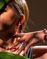 ست یاقوت مهتابی شوکا با ترکیب یاقوت قرمز طبیعی و مروارید سفید، انتخابی لوکس، رمانتیک و مناسب مجالس رسمی و هدایا است.