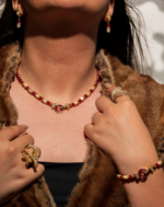 ست یاقوت و صدف شوکا با ترکیب یاقوت قرمز طبیعی و صدف کرمی در کنار جزئیات طلایی، زیورآلاتی ظریف و لوکس شامل گردنبند، دستبند و گوشواره.