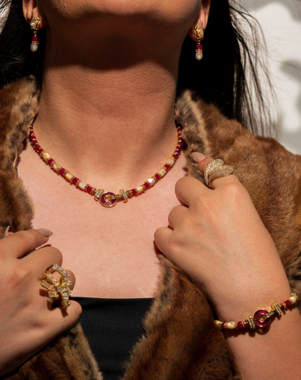 ست یاقوت و صدف شوکا با ترکیب یاقوت قرمز طبیعی و صدف کرمی در کنار جزئیات طلایی، زیورآلاتی ظریف و لوکس شامل گردنبند، دستبند و گوشواره.