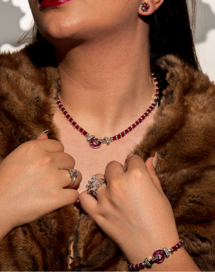 ست یاقوت و صدف آناهیتا شوکا با ترکیب زرشکی درخشان یاقوت طبیعی و صدف سفید، زیورآلاتی شیک و خاص برای استایل‌های مجلسی و هدیه‌ای ماندگار.