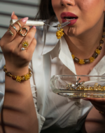 ست سیترین و عقیق طبیعی شوکا با ترکیب رنگ‌های زرد، طلایی و قهوه‌ای، زیورآلاتی شیک شامل گردنبند، دستبند و گوشواره با جلوه‌ای گرم و لوکس.