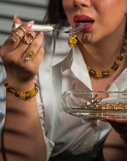 ست سیترین و عقیق طبیعی شوکا با ترکیب رنگ‌های زرد، طلایی و قهوه‌ای، زیورآلاتی شیک شامل گردنبند، دستبند و گوشواره با جلوه‌ای گرم و لوکس.