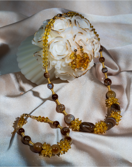 ست سیترین و عقیق طبیعی شوکا با ترکیب رنگ‌های زرد، طلایی و قهوه‌ای، زیورآلاتی شیک شامل گردنبند، دستبند و گوشواره با جلوه‌ای گرم و لوکس.