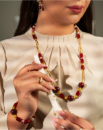 ست جاسپر سرخ و عقیق شوکا با ترکیب سنگهای قرمز طبیعی، مروارید سفید و جزئیات طلایی، زیورآلاتی خاص شامل گردنبند، دستبند و گوشواره.