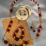 ست جاسپر سرخ و عقیق شوکا با ترکیب سنگ‌های قرمز طبیعی، مروارید سفید و جزئیات طلایی، زیورآلاتی خاص شامل گردنبند، دستبند و گوشواره.