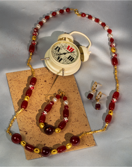 ست جاسپر سرخ و عقیق شوکا با ترکیب سنگ‌های قرمز طبیعی، مروارید سفید و جزئیات طلایی، زیورآلاتی خاص شامل گردنبند، دستبند و گوشواره.