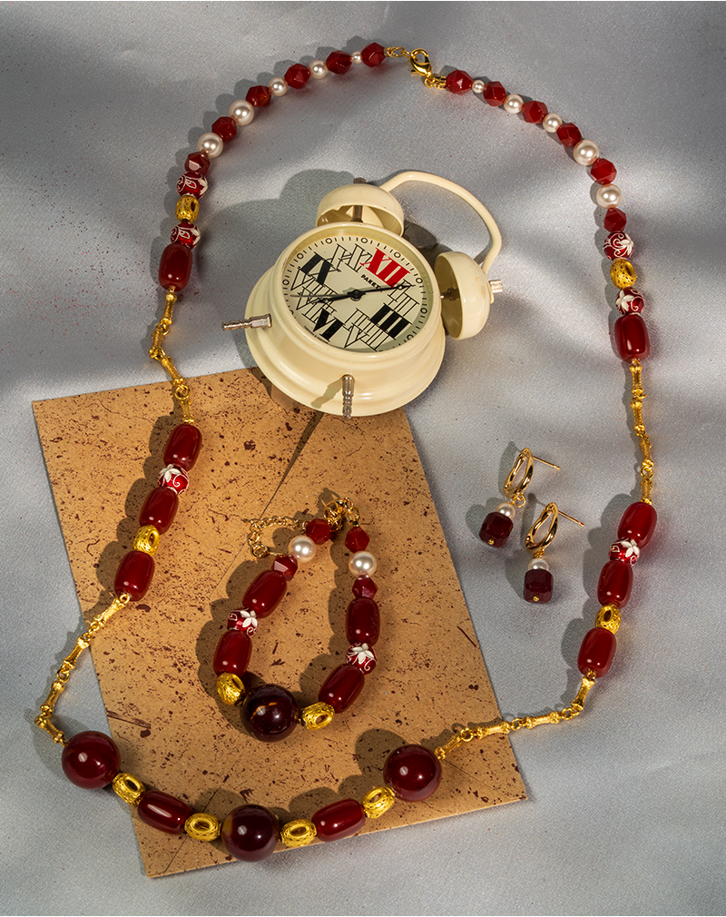 ست جاسپر سرخ و عقیق شوکا با ترکیب سنگهای قرمز طبیعی، مروارید سفید و جزئیات طلایی، زیورآلاتی خاص شامل گردنبند، دستبند و گوشواره. ست جاسپر سرخ و عقیق شوکا با ترکیب سنگهای قرمز طبیعی، مروارید سفید و جزئیات طلایی، زیورآلاتی خاص شامل گردنبند، دستبند و گوشواره.