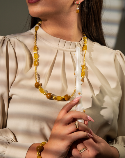 خرید ست عقیق و جاسپر زعفرانی شوکا؛ ترکیبی درخشان از سنگ‌های طبیعی زرد، لیمویی و قهوه‌ای با طراحی دست‌ساز و لوکس شامل گردنبند، دستبند و گوشواره.