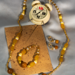 خرید ست عقیق و جاسپر زعفرانی شوکا؛ ترکیبی درخشان از سنگ‌های طبیعی زرد، لیمویی و قهوه‌ای با طراحی دست‌ساز و لوکس شامل گردنبند، دستبند و گوشواره.