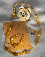 خرید ست عقیق و جاسپر زعفرانی شوکا؛ ترکیبی درخشان از سنگ‌های طبیعی زرد، لیمویی و قهوه‌ای با طراحی دست‌ساز و لوکس شامل گردنبند، دستبند و گوشواره.