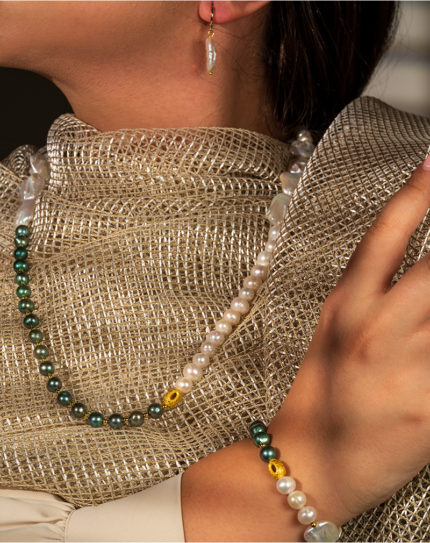 ست مروارید زمردین شوکا؛ ترکیب لوکس مرواریدهای طبیعی سفید، سبز زمردی و باروک صدفی با طراحی دست‌ساز. انتخابی ایده‌آل برای استایل‌های رسمی، خاص و هدیه‌های ارزشمند.