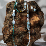 ست مروارید زمردین شوکا؛ ترکیب لوکس مرواریدهای طبیعی سفید، سبز زمردی و باروک صدفی با طراحی دست‌ساز. انتخابی ایده‌آل برای استایل‌های رسمی، خاص و هدیه‌های ارزشمند.