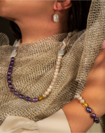 ست مروارید بنفش مهتابی شوکا با ترکیب مرواریدهای طبیعی سفید، بنفش و باروک صدفی؛ طراحی دست‌ساز، لوکس و چشم‌گیر برای استایل‌های مجلسی و هدیه‌های خاص و ارزشمند.