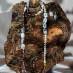 ست مروارید بنفش مهتابی شوکا با ترکیب مرواریدهای طبیعی سفید، بنفش و باروک صدفی؛ طراحی دست‌ساز، لوکس و چشم‌گیر برای استایل‌های مجلسی و هدیه‌های خاص و ارزشمند.