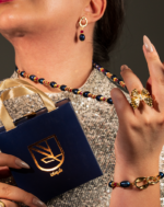 ست یاقوت و مروارید سرمه‌گون شوکا با ترکیب بی‌نظیر مرواریدهای طبیعی آبی تیره و یاقوت‌های زرشکی، طراحی دست‌ساز و جزئیات طلایی. گزینه‌ای لوکس و چشم‌گیر برای مهمانی، استایل رسمی و هدیه خاص.