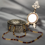 ست گارنت و سیترین زرین‌افروز شوکا ساخته‌شده از گارنت طبیعی زرشکی و سیترین طلایی؛ طراحی دست‌ساز، لوکس و چشم‌گیر. مناسب استایل‌های مجلسی، هدیه خاص و علاقه‌مندان به سنگ‌های طبیعی.