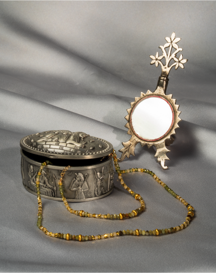 ست سرپانتین و سیترین زرین‌سبز شوکا با ترکیب سنگ‌های طبیعی سبز سرپانتین و سیترین زرد؛ طراحی دست‌ساز و ظریف با جزئیات طلایی، مناسب استایل‌های خاص و علاقه‌مندان به زیورآلات سنگ طبیعی.