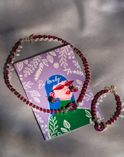 ست یاقوت و صدف شوکا با ترکیب یاقوت قرمز طبیعی و صدف سفید درخشان، زیورآلاتی ظریف و خاص با جلوه‌ای شیک برای استایل روزمره و مهمانی. autorenew thumb_up thumb_down