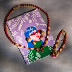 ست یاقوت و صدف شوکا با ترکیب یاقوت قرمز طبیعی و صدف کرمی در کنار جزئیات طلایی، زیورآلاتی ظریف و لوکس شامل گردنبند، دستبند و گوشواره.