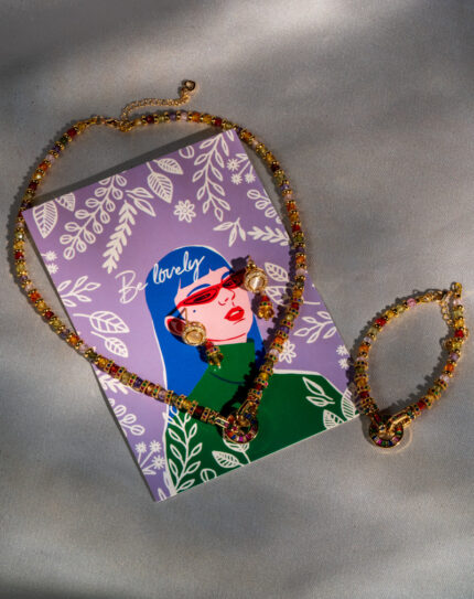 ست سیترین طبیعی شوکا با ترکیب سنگ سیترین طلایی و مهره‌های رنگارنگ، زیورآلاتی شاد و خاص شامل گردنبند، دستبند و گوشواره مناسب استایل‌های متفاوت.