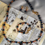 ست یاقوت و مروارید سرمه‌گون شوکا با ترکیب بی‌نظیر مرواریدهای طبیعی آبی تیره و یاقوت‌های زرشکی، طراحی دست‌ساز و جزئیات طلایی. گزینه‌ای لوکس و چشم‌گیر برای مهمانی، استایل رسمی و هدیه خاص.