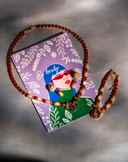 ست یاقوت و صدف شوکا با ترکیب یاقوت قرمز طبیعی و صدف کرمی در کنار جزئیات طلایی، زیورآلاتی ظریف و لوکس شامل گردنبند، دستبند و گوشواره.